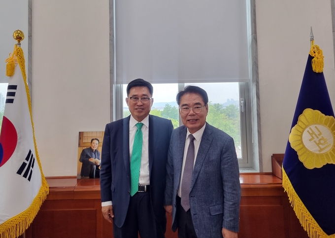 7일 한국농수산식품유통공사는 김춘진 사장이 우원식 국회의장과 백재현 국회사무총장을 만나 현재 공사에서 추진 중인 주요 사업 현안들에 대해 논의하는 자리를 가졌다. (한국농수산식품유통공사 제공)