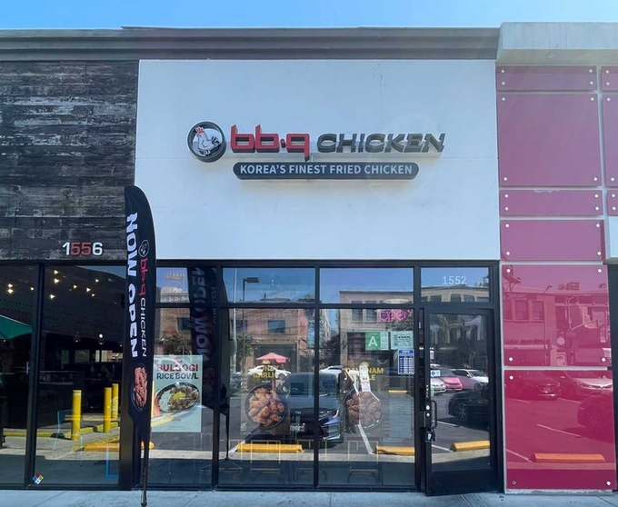 BBQ가 미국 캘리포니아주 로스앤젤레스(LA, Los Angeles) 할리우드(Hollywood) 중심가에 'BBQ LA 할리우드점'을 오픈했다 (제너시스BBQ 제공)