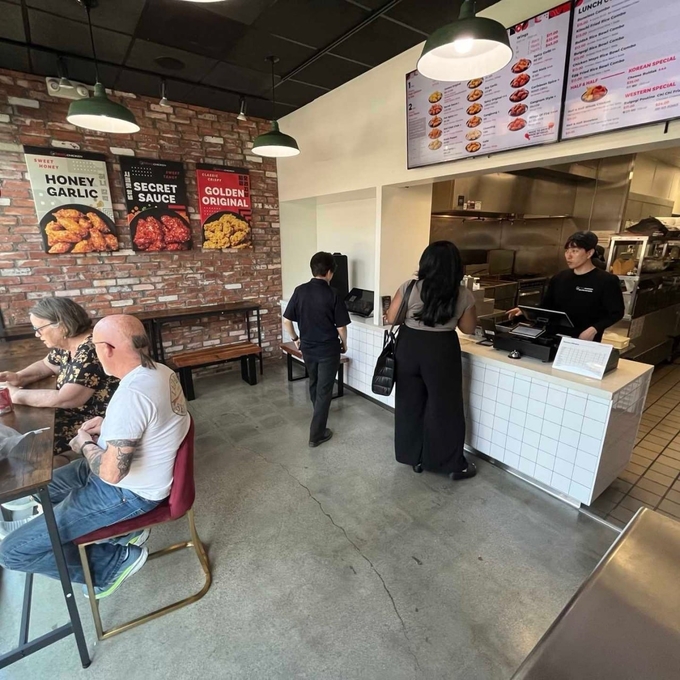 BBQ가 미국 캘리포니아주 로스앤젤레스(LA, Los Angeles) 할리우드(Hollywood) 중심가에 'BBQ LA 할리우드점'을 오픈했다 (제너시스BBQ 제공)
