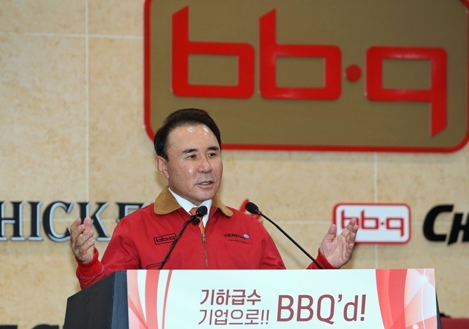 윤홍근 제너시스BBQ 회장 