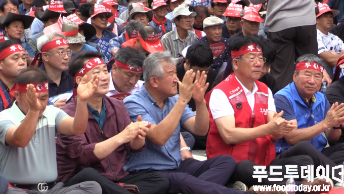 3일 민경천 전국한우협회장은 한우산업 안정화 촉구 한우 반납 집회에 참석했다.