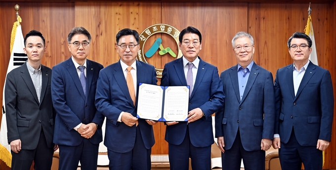 한국농수산식품유통공사 산림조합중앙회와 임업 경쟁력 강화·저탄소 식생활 업무협약 (한국농수산식품유통공사 제공)