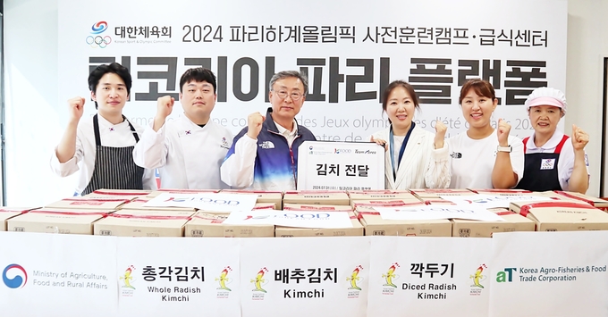 한국농수산식품유통공사-국가대표선수촌 김치 전달 (한국농수산식품유통공사 제공)