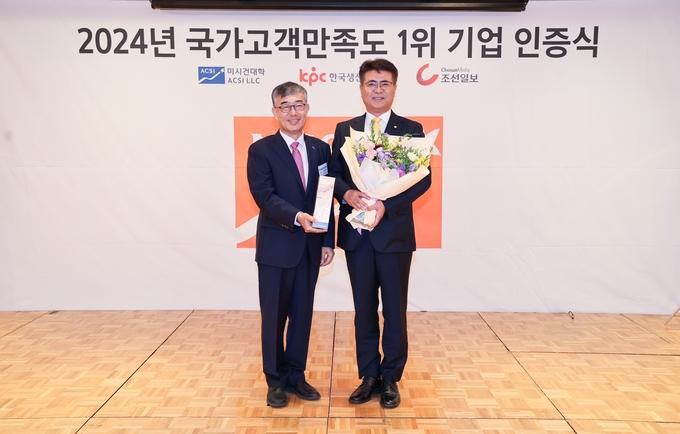 이신혁 오뚜기 라면부문 사장과 좌측 한국생산성본부 안완기 회장 (오뚜기 제공)