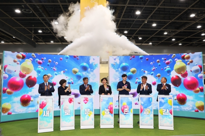 송미령 농림축산식품부 장관은 5일 오전 서울 양재 에이티(aT)센터에서 열린 ‘2024 대한민국 농업박람회’의 개막식에 참석하여, 농업·농촌의 가치와 중요성 제고를 위한 다양한 전시·체험 프로그램을 통해 관계자들과 소통했다. (농림축산식품부 제공)