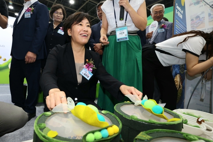 송미령 농림축산식품부 장관은 5일 오전 서울 양재 에이티(aT)센터에서 열린 ‘2024 대한민국 농업박람회’의 개막식에 참석하여, 농업·농촌의 가치와 중요성 제고를 위한 다양한 전시·체험 프로그램을 통해 관계자들과 소통했다. (농림축산식품부 제공)