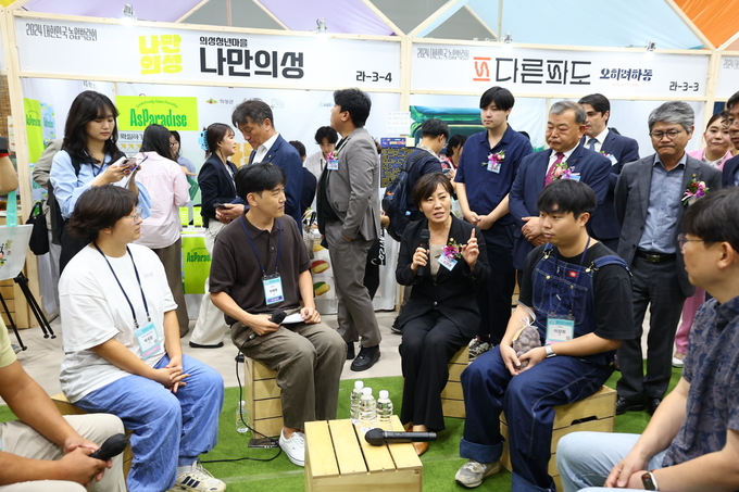 송미령 농림축산식품부 장관은 5일 오전 서울 양재 에이티(aT)센터에서 열린 ‘2024 대한민국 농업박람회’의 개막식에 참석하여, 농업·농촌의 가치와 중요성 제고를 위한 다양한 전시·체험 프로그램을 통해 관계자들과 소통했다. (농림축산식품부 제공)