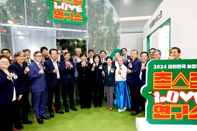 송미령 농림축산식품부 장관은 5일 오전 서울 양재 에이티(aT)센터에서 열린 ‘2024 대한민국 농업박람회’의 개막식에 참석하여, 농업·농촌의 가치와 중요성 제고를 위한 다양한 전시·체험 프로그램을 통해 관계자들과 소통했다. (농림축산식품부 제공)