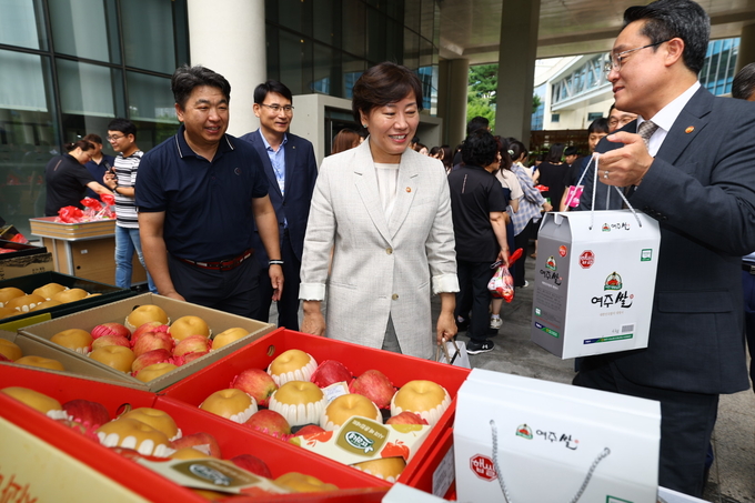  농림축산식품부-해양수산부 장관, 추석 민생 선물세트 홍보·농수산물 소비촉진 행사 (농림축산식품부 제공)