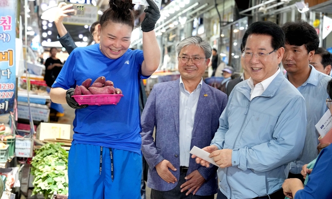 추석 명절 앞두고 전통시장 장보기 (전라남도)