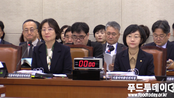 10일 국회에서 열린 보간복지위원회 식품의약품안전처 국정감사
