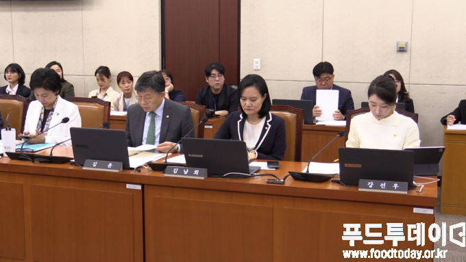 10일 국회에서 열린 보간복지위원회 식품의약품안전처 국정감사