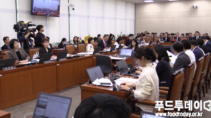 10일 국회에서 열린 보간복지위원회 식품의약품안전처 국정감사
