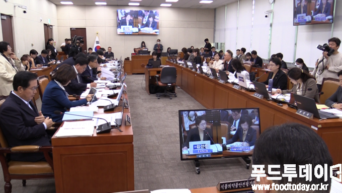 10일 국회에서 열린 보간복지위원회 식품의약품안전처 국정감사