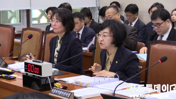 10일 국회에서 열린 보간복지위원회 식품의약품안전처 국정감사 오유경 식품의약품안전처장