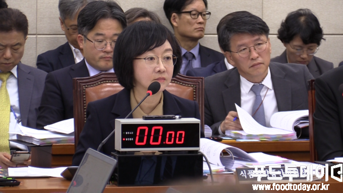 10일 국회에서 열린 보간복지위원회 식품의약품안전처 국정감사 오유경 식품의약품안전처장