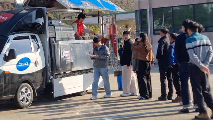 찾아가는 치킨릴레이 (제너시스BBQ 제공)