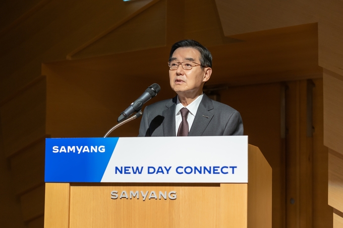 2일 판교 디스커버리센터에서 열린 ‘2025년 삼양 NEW DAY CONNECT’에서 삼양홀딩스 김윤 회장이 임직원들에게 신년 메시지를 전하고 있다.