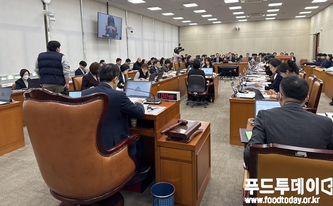 14일 서울 여의도 국회에서 보건복지위원회(위원장 박주민) 전체회의가 열리고 있다.