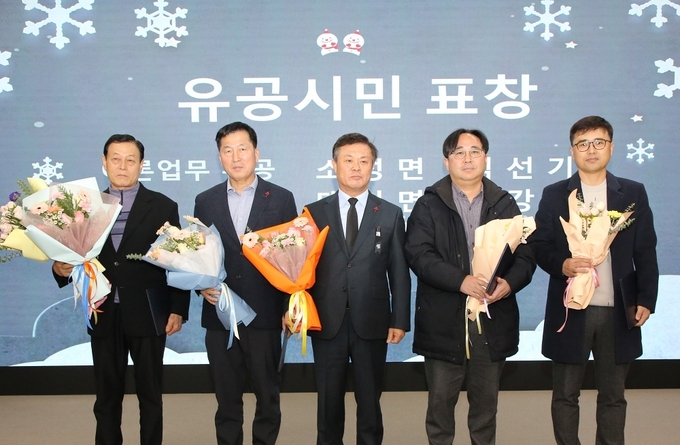 이학수 정읍시장(가운데)이 수상자들과 기념촬영하고 있다.(오른쪽 첫 번째 하림 차대진 정읍공장 공장장)