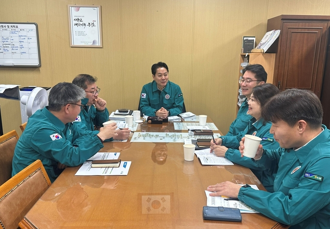 설명절 물가안정을 위한 농축산물 수급대책을 위해 농협경제지주 상황실 운영본부에서 김주양 산지도매본부장(가운데)과 참석자들이 회의하고 있는 모습