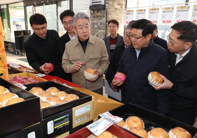 강호동 농협중앙회장(왼쪽 3번째)과 백호 영등포농협 조합장(왼쪽 5번째) 등 관계자들이 모여 농축산물 수급상황을 점검하고 있다.