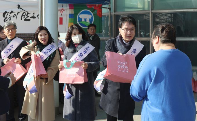 심덕섭 고창군수, 설 연휴 첫날 고속도로 휴게소 귀성객 맞이 행사 (고창군)