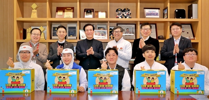 하림이 초등학교에 입학하는 자녀를 둔 임직원을 대상으로 입학 선물세트 전달 행사를 마치고 정호석 대표이사와 임직원들이 기념사진을 촬영하고 있다.