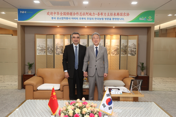 농협중앙회 강호동 회장(사진 오른쪽)이 21일 농협중앙회를 내방한 중국 공소합작총사 아띠리 우뿌리 부주임(사진 왼쪽)과 기념촬영을 하고 있다.