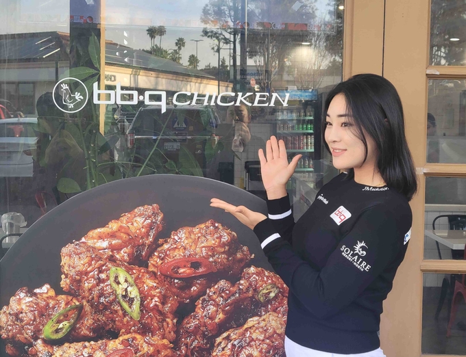 윤이나 프로 BBQ 매장 방문 (제너시스BBQ 제공)
