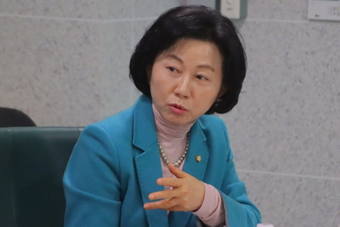 국회 농림축산식품해양수산위원회 소속 더불어민주당 송옥주 의원(경기 화성갑)은 4일 농협이 농지를 소유할 수 있도록 농지법 개정에 나서겠다고 밝혔다.