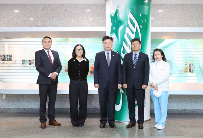 박범수 농림축산식품부 차관은 11일 롯데칠성음료 안성공장과 롯데웰푸드 평택공장을 방문했다 (농림축산식품부 제공)