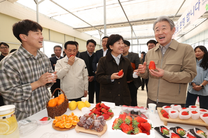 강호동 농협중앙회장(오른쪽 1번째)이 송미령 농림축산식품부 장관(2번째)과 함께 지난 12일 충남 논산시 소재 청년농업인의 스마트팜 농가에서 청년농의 스마트농업 정착에 관해 이야기하고 있다.