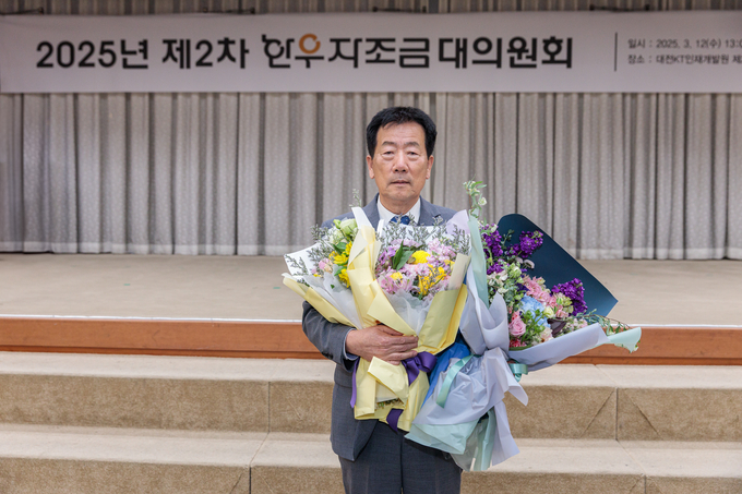 지난 12일 대전 KT인재개발원에서 제6기 전반기 한우자조금 관리위원장 선거에서 민경천 당선자가 기념촬영을 하고 있다(사진=한우자조금 제공)