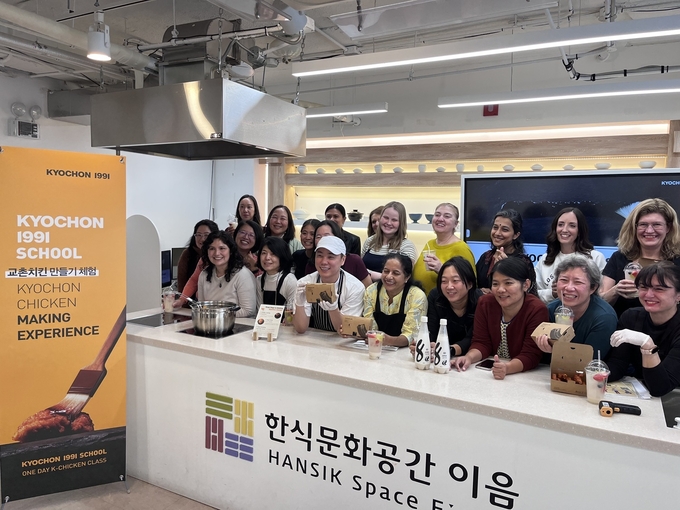 외국인 대상 치킨과 막걸리 클래스 (한식진흥원 제공)