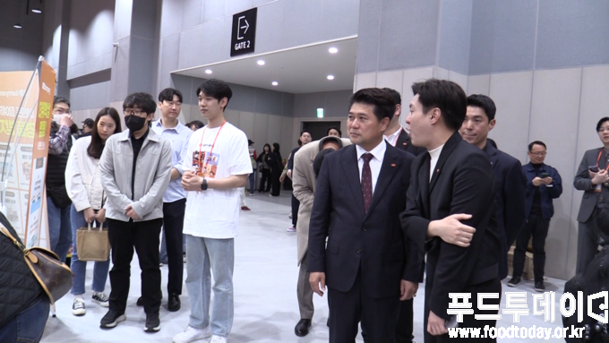 2025 라면박람회에서 삼양식품 관계자들이 부스를 점검하고 있다.