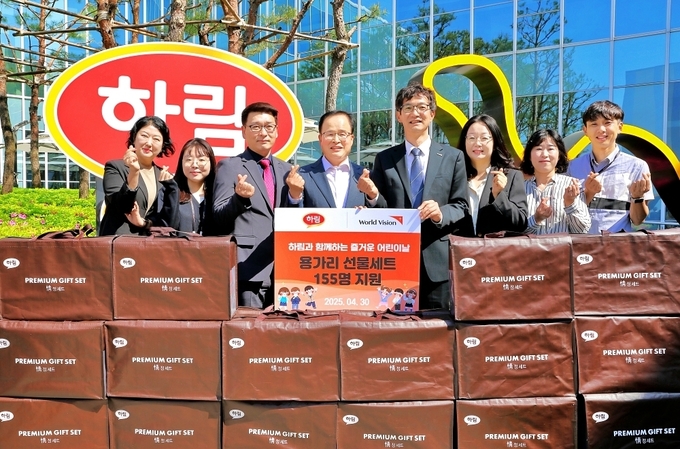 하림이 월드비전과 함께 지역 아동들에게 따뜻한 정을 전하는 ‘아침머꼬’ 어린이날 기념 선물꾸러미를 전달했다.(사진 왼쪽부터 네 번째 하림 정호석 사장, 다섯 번째 월드비전 전북본부 김동혁 본부장)