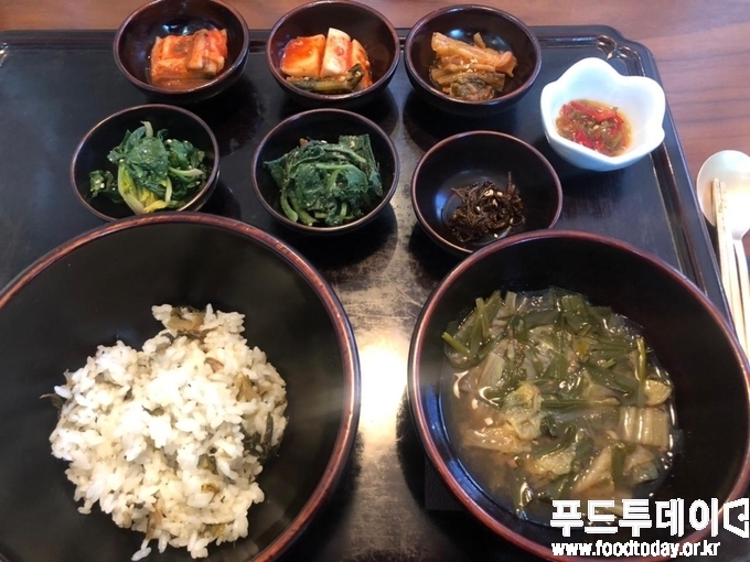 대한불교조계종에서 운영하고 있는 안국동 조계사 맞은편에 위치한 사찰 음식 레스토랑 '발우공양'의 메인 상차림.