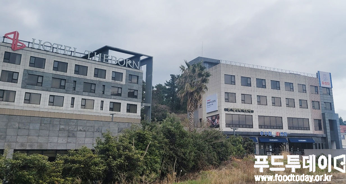 제주 서귀포시 색달동 소재 더본코리아 더본호텔 전경.