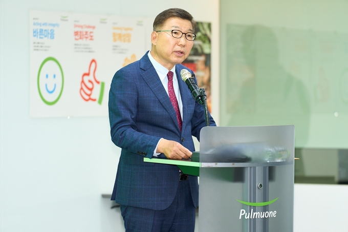 12일 서울 강남 수서 본사에서 열린 풀무원 창사 41주년 기념식에서 이우봉 총괄CEO(사진)가 '신경영선언'을 선포하며 글로벌 No.1 지속가능식품기업으로의 제2의 도약 의지를 밝히고 있다.