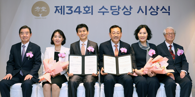 수당재단은 20일 서울 소공동 롯데호텔에 제34회 수당상 시상식을 개최했다. (왼쪽부터) 수당재단 김윤 이사장, 한국과학기술원 이효철 교수 내외, 전북대학교 이중희 교수 내외, 진정일 수당상 운영위원장.