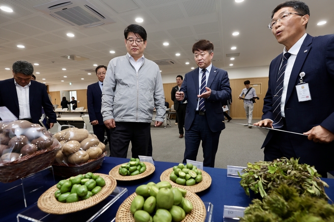 권재한 농촌진흥청장, 강원특별자치도농업기술원 방문 (강원특별자치도농업기술원 제공)