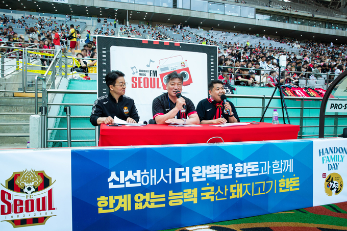 한돈자조금 손세희 위원장이 경기 시작에 앞서 한돈의 우수성을 소개하고, 관중과 선수들에게 따뜻한 인사와 응원의 메시지를 전하고 있다. (한돈자조금관리위원회 제공)