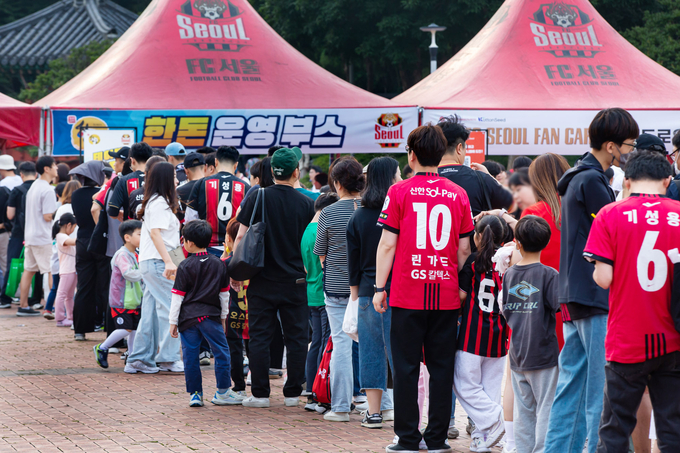 경기 시작 전 장외 행사장에서 운영된 _한돈 이벤트 부스_는 한돈 캐논슛, 한돈 테이블링 컬링 등 체험형 프로그램으로 큰 호응을 얻었다. (한돈자조금관리위원회 제공)