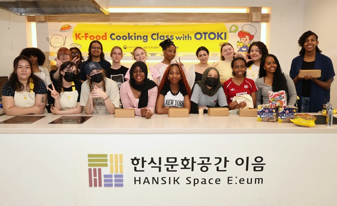 지난 30일 서울 종로구 한식문화공간 이음에서 오뚜기와 한식진흥원이 함께 진행한 ‘K-Food 쿠킹클래스’에 참가한 외국인들이 기념촬영을 하고 있다.