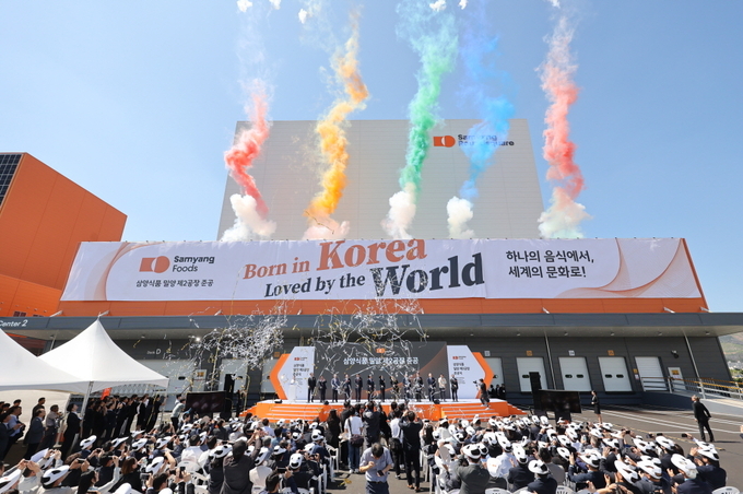 지난 11일 삼양식품 밀양캠퍼스에서 밀양 제2공장 준공식이 진행됐다. 삼양식품은 연면적 3만 2,989㎡, 지하 1층, 지상 3층 규모의 2공장을 준공했다. 해외 수출용 제품을 생산하는 제2공장이 가동되면 미국과 멕시코, 유럽 등 주요 해외시장에 대한 초과 수요 대응이 가능할 것이라는 전망이다.