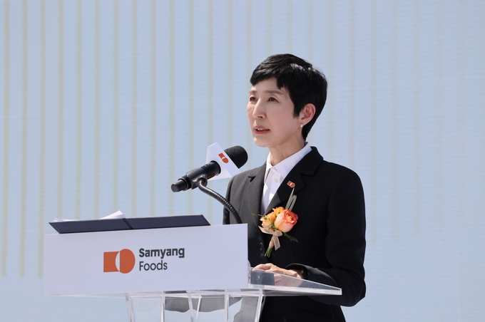 김정수 삼양식품 부회장인 지난 11일 밀양에서 열린 제2공장 준공식에서 기념사를 전하고 있다. 김정수 부회장은 “앞으로도 더 오래 타오르기 위한 준비와 노력을 멈추지 않을 것”이라고 강조하며 글로벌 수출 대응력을 강화하고, 스마트 팩토리 허브 기지로서 품질 관리와 생산 효율의 완결을 실현할 것임을 밝혔다.