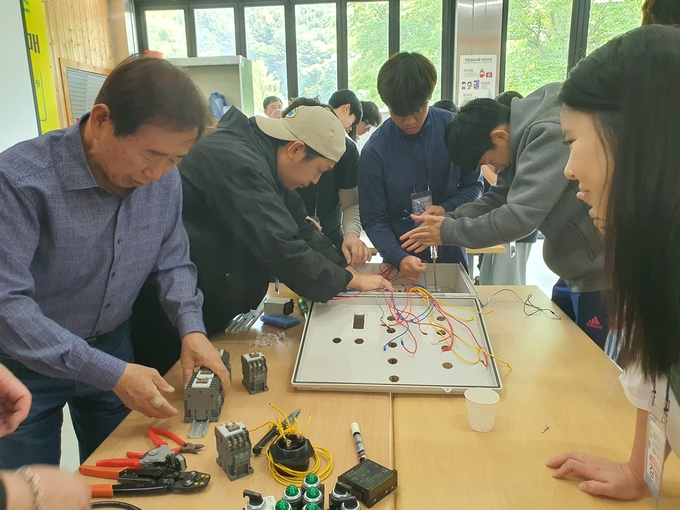 5월 29일, 농협청년농부사관학교 제13기 딸기반 교육생들이 경기도 양평 이든팜 마이스터 농가에서 실습을 진행하고 있다.