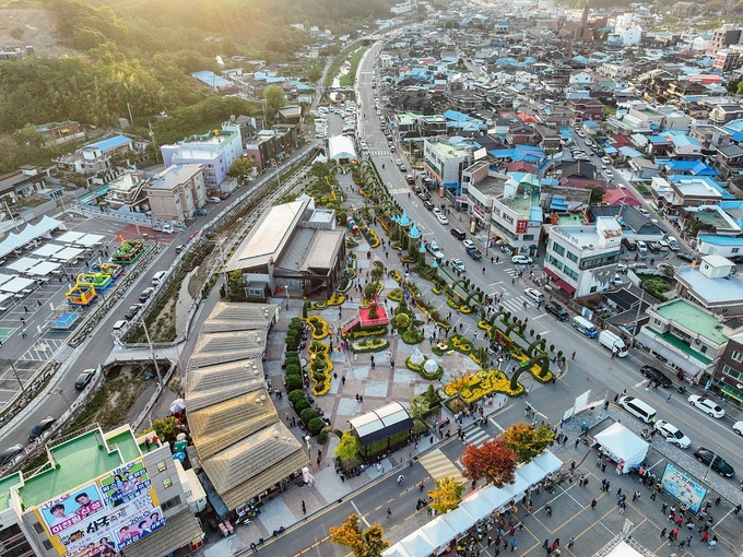 지난 2024년 10월 17일부터 20일까지 예산상설시장 일원에서 개최된 삼국축제 (예산군 제공)
