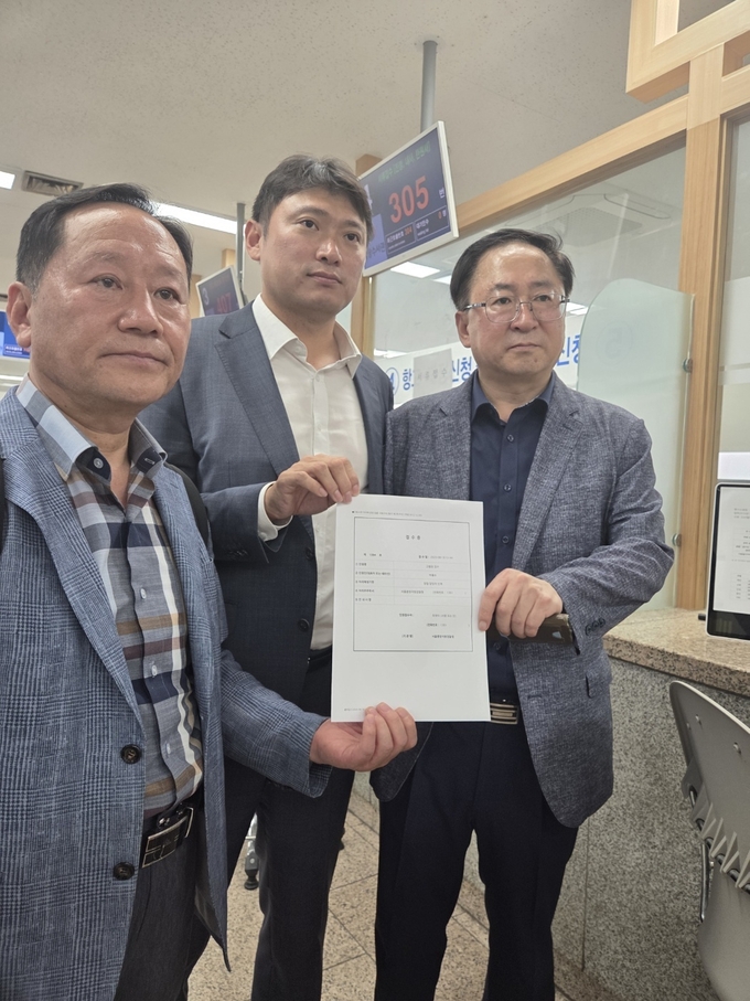 소비자주권시민회의가 18일 SPC삼립과 황종현 대표이사를 산업안전보건법 및 중대재해처벌법 위반 혐의로 서울중앙지검에 고발했다. 왼쪽부터, 소비자주권시민회의 윤병철 정책위원장, 윤철민 법률소비자센터 소장(변호사), 박홍수 사무총장